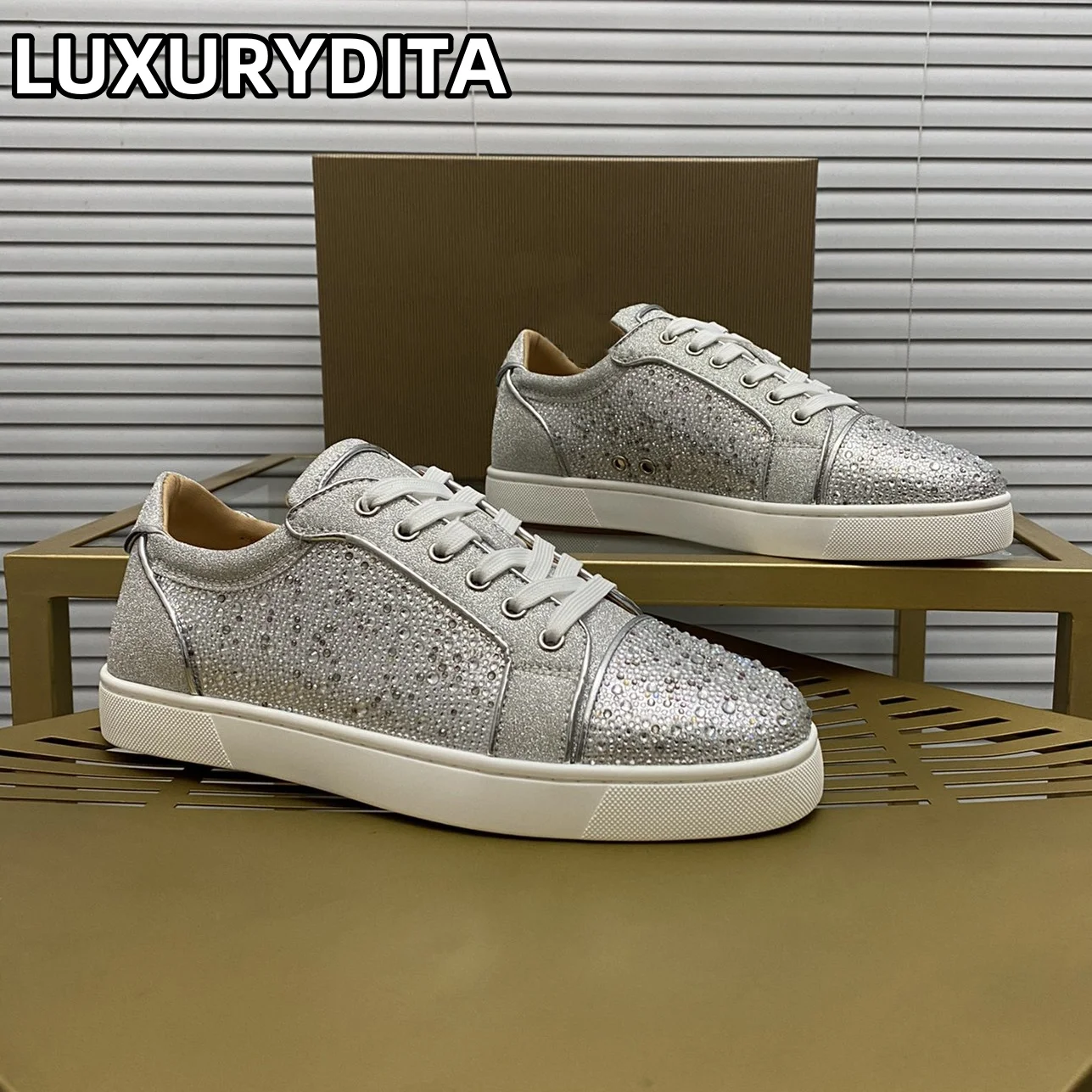 Top Quality Womens Trendy Casual Tennis Shoes Luxury Mens Real Leather Sneakers 35-48 Designr Rivet Red Soled Lovers Shoes M0224
Top Quality Womens Trendy Casual Tennis Shoes Luxury Mens Real Leather Sneakers 35-48 Designr Rivet Red Soled Lovers Shoes M0224