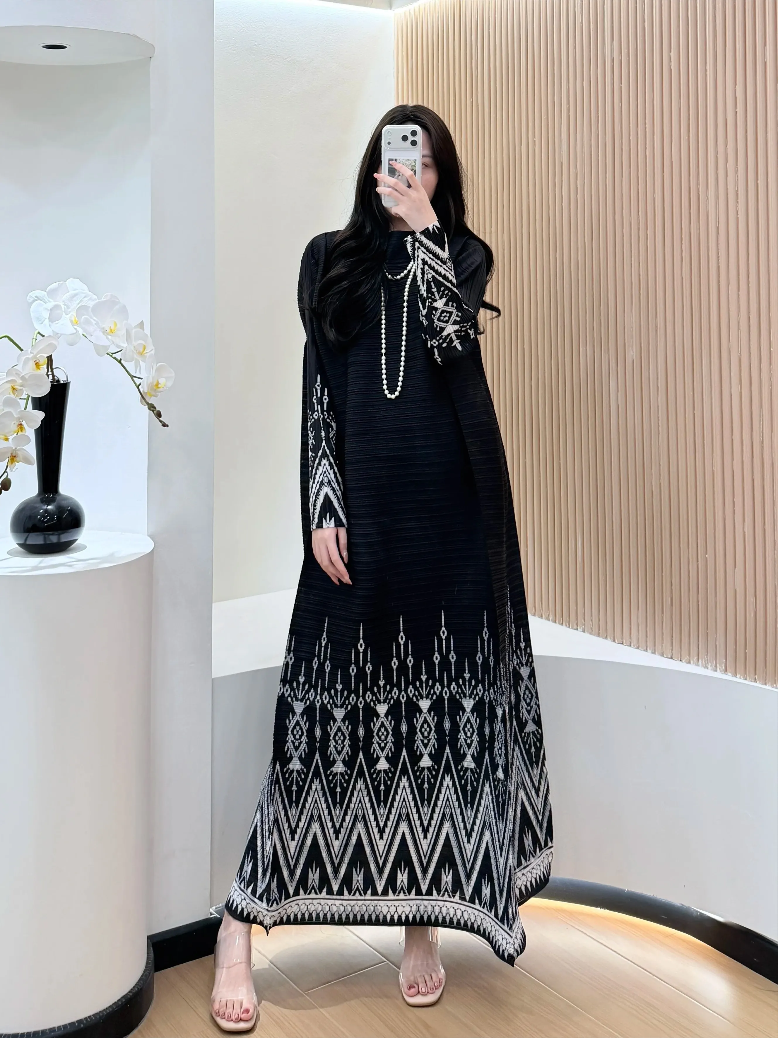 Fold Abaya Black Horizontal Pleated White Ethnic Print Long Loose Robe Middle Eastern Style Modest Daily Fashion Staples 2026
Fold Abaya Black Horizontal Pleated White Ethnic Print Long Loose Robe Middle Eastern Style Modest Daily Fashion Staples 2026