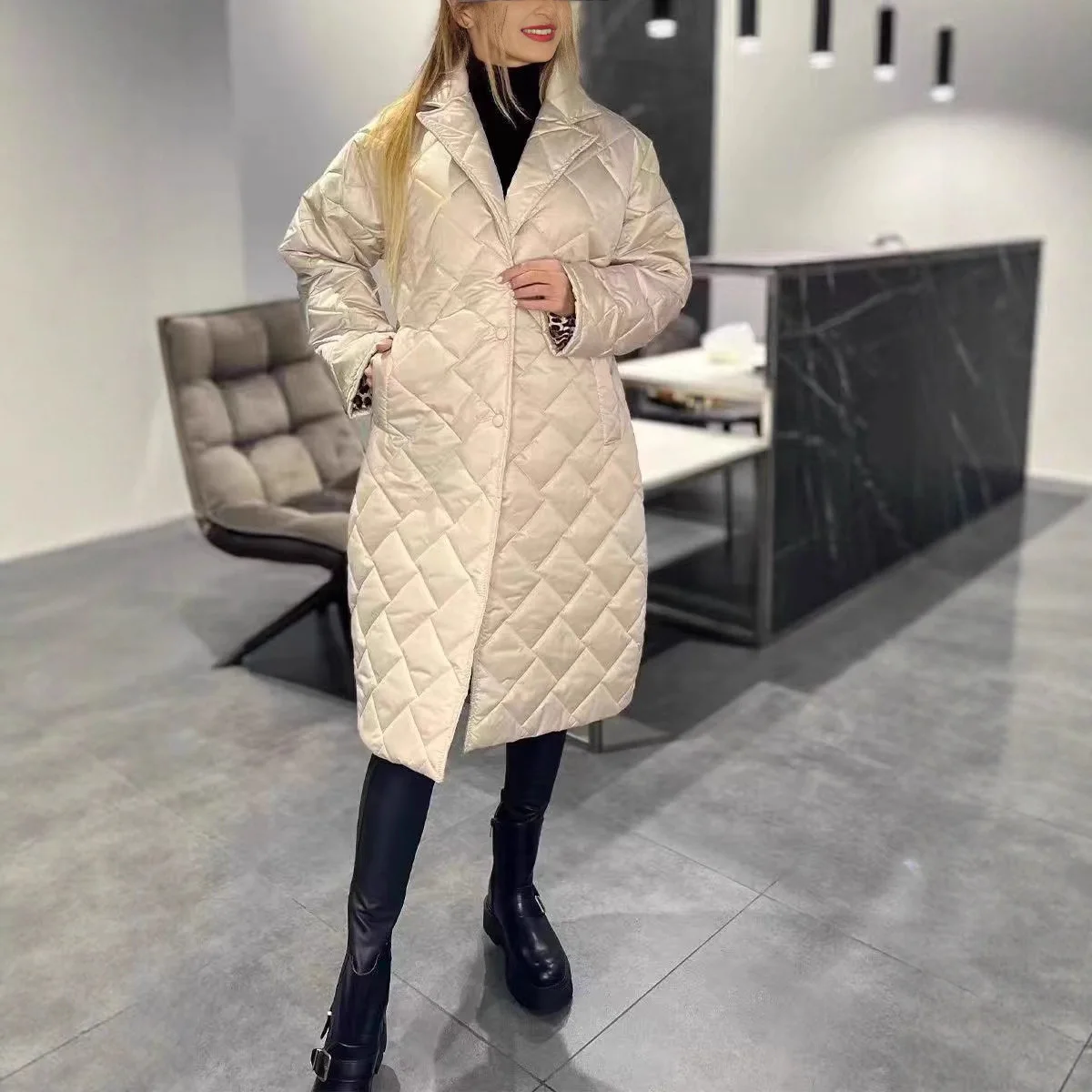 Новое женское блестящее повседневное пальто с отложным воротником из хлопка, осень-зима 2026, модный универсальный стиль
Новое женское блестящее повседневное пальто с отложным воротником из хлопка, осень-зима 2026, модный универсальный стиль