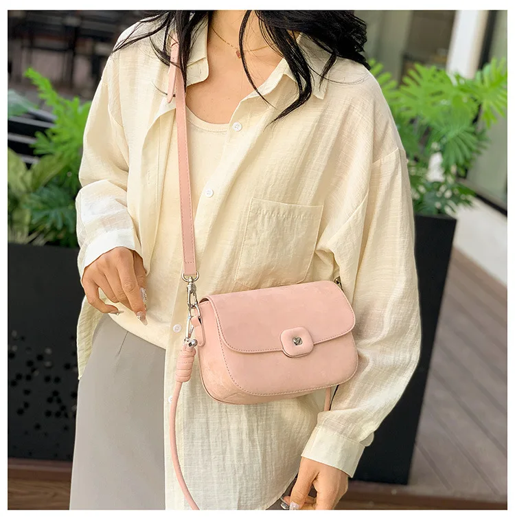 Solid Color Square Bag - Trendy Women's Shoulder Purse, Versatile High-End Messenger Bag for Daily Commute
Solid Color Square Bag - Trendy Women's Shoulder Purse, Versatile High-End Messenger Bag for Daily Commute