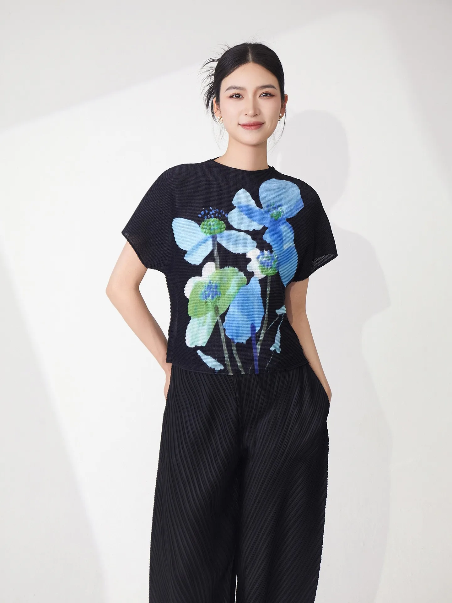 Women Short Sleeve T Shirt Loose Fit Batwing Sleeve Crop Tee Round Neck Floral Print Pleated Light Blue Oversized Fit
Women Short Sleeve T Shirt Loose Fit Batwing Sleeve Crop Tee Round Neck Floral Print Pleated Light Blue Oversized Fit
