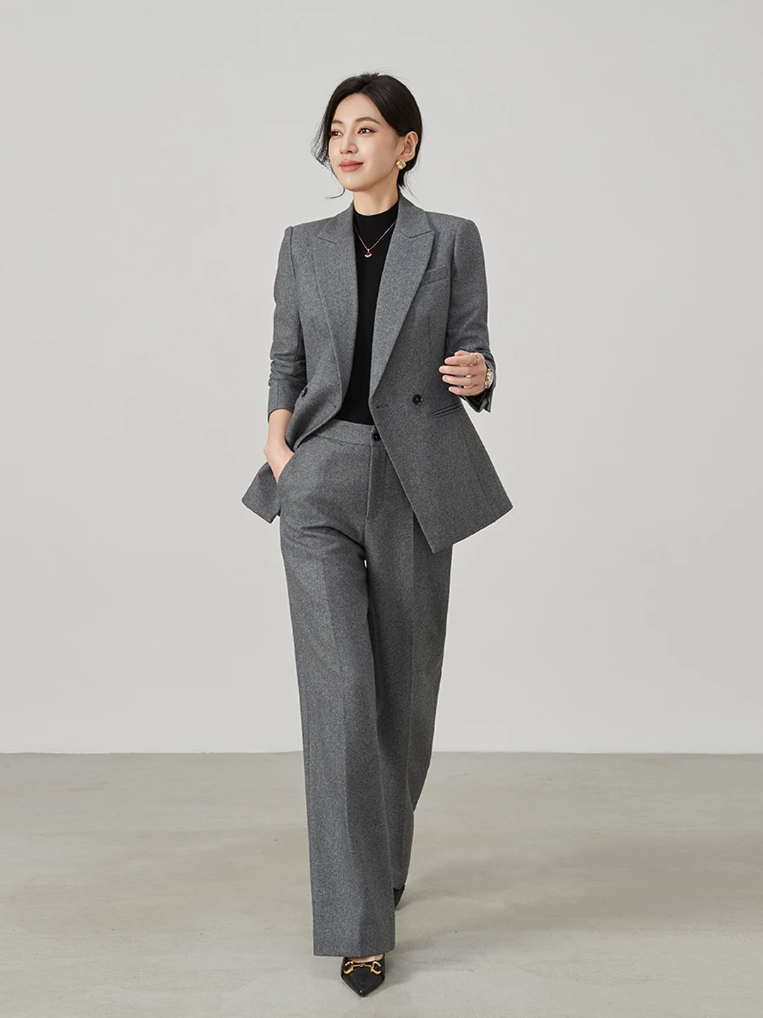 Зимний шерстяной фланелевый костюм для женщин: профессиональный деловой комплект для работы и официальных мероприятий, теплый, с длинными рукавами, двубортный
Зимний шерстяной фланелевый костюм для женщин: профессиональный деловой комплект для работы и официальных мероприятий, теплый, с длинными рукавами, двубортный