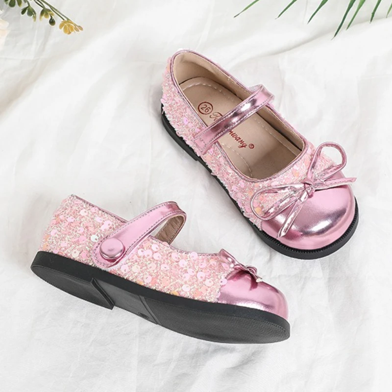 Новинка осени 202, детская обувь, кожаные туфли принцессы для девочек с модным бантом и блестками, нескользящая детская повседневная обувь на мягкой подошве
Новинка осени 202, детская обувь, кожаные туфли принцессы для девочек с модным бантом и блестками, нескользящая детская повседневная обувь на мягкой подошве