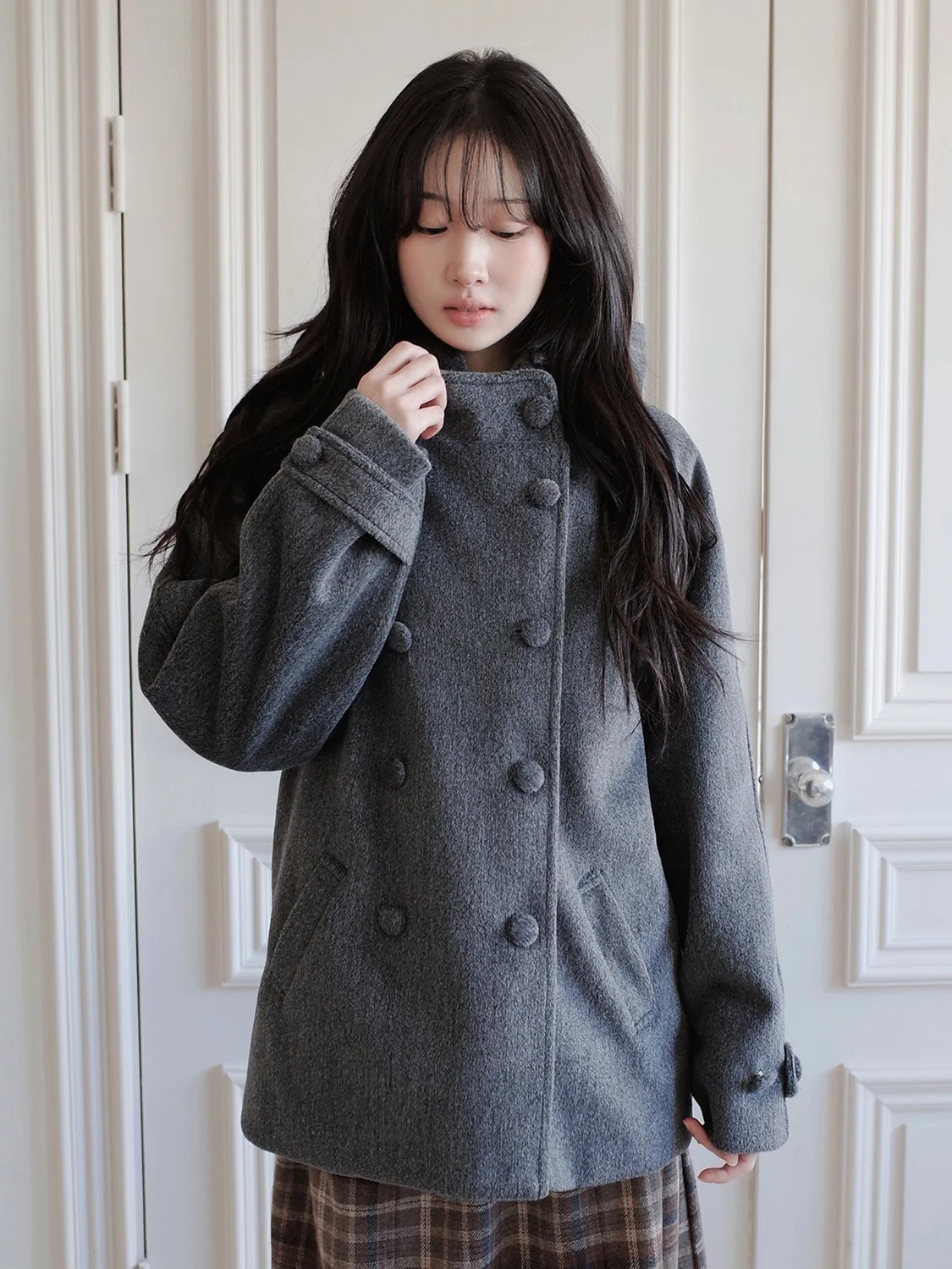 Теплое зимнее шерстяное пальто женское повседневное свободного кроя двубортное с капюшоном в корейском стиле из утолщенного полиэфирного волокна с длинными рукавами
Теплое зимнее шерстяное пальто женское повседневное свободного кроя двубортное с капюшоном в корейском стиле из утолщенного полиэфирного волокна с длинными рукавами