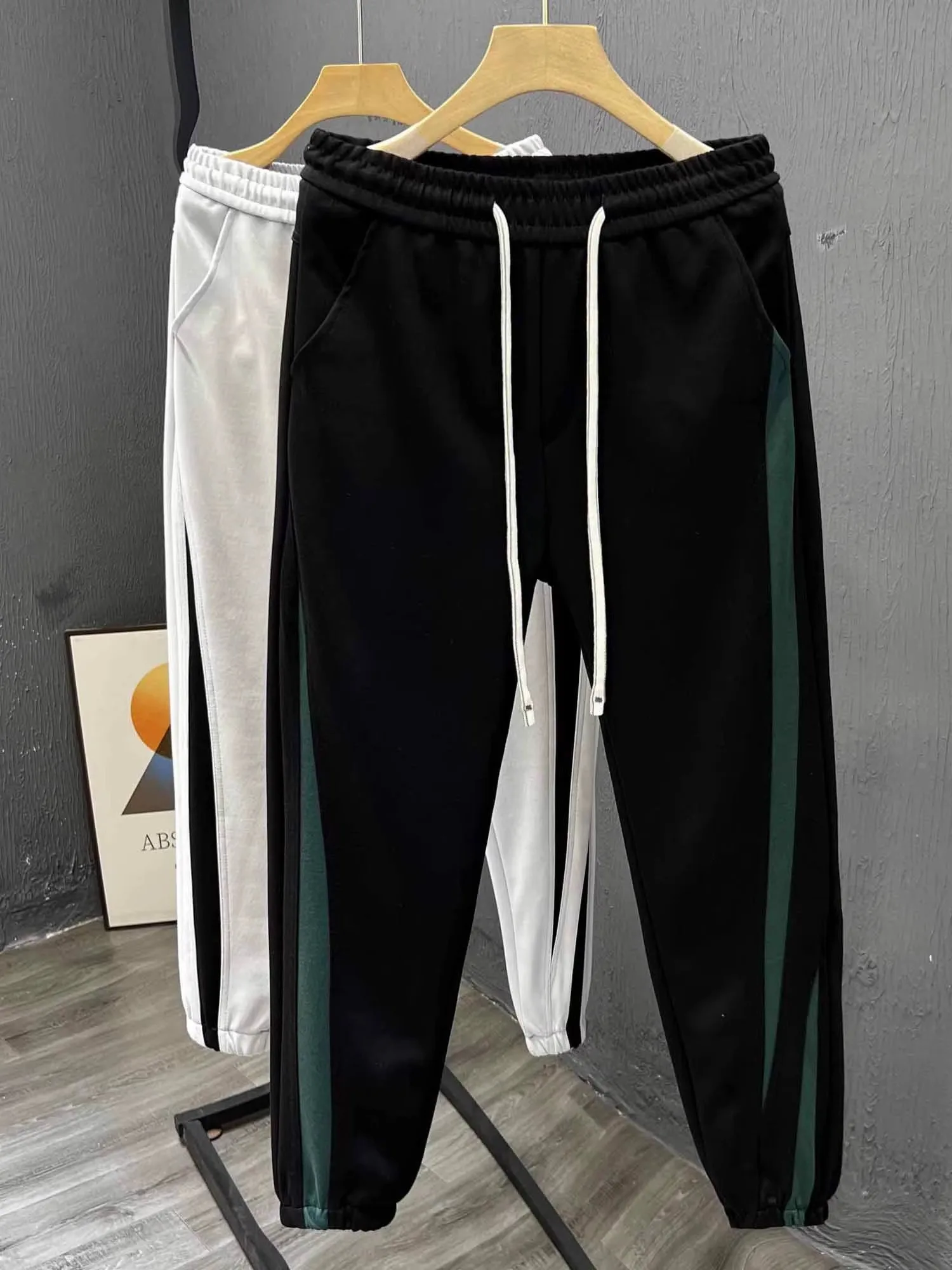 Новые мужские свободные повседневные модные брюки-карго в полоску с лоскутным шитьем, укороченные, трендовые, брендовые, спортивные, для весны и осени
Новые мужские свободные повседневные модные брюки-карго в полоску с лоскутным шитьем, укороченные, трендовые, брендовые, спортивные, для весны и осени