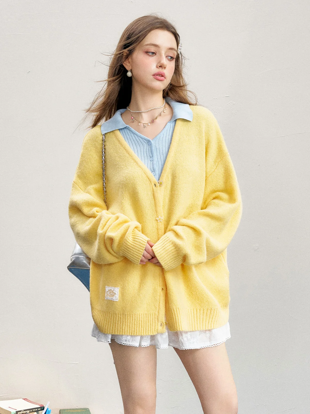 Женский вязаный кардиган 6DEWS Lazy Sle Loose Cr Yellow с V-образным вырезом, длинными рукавами и пуговицами, антивозрастной трикотаж
Женский вязаный кардиган 6DEWS Lazy Sle Loose Cr Yellow с V-образным вырезом, длинными рукавами и пуговицами, антивозрастной трикотаж