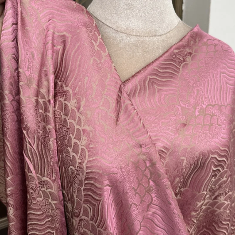 1 meter 70% Mulberry Silk 30% Cotton 24 momme Brocade Silk Fabric Pink Sea Waves 138cm 54" wide by the yard JN144
1 meter 70% Mulberry Silk 30% Cotton 24 momme Brocade Silk Fabric Pink Sea Waves 138cm 54" wide by the yard JN144