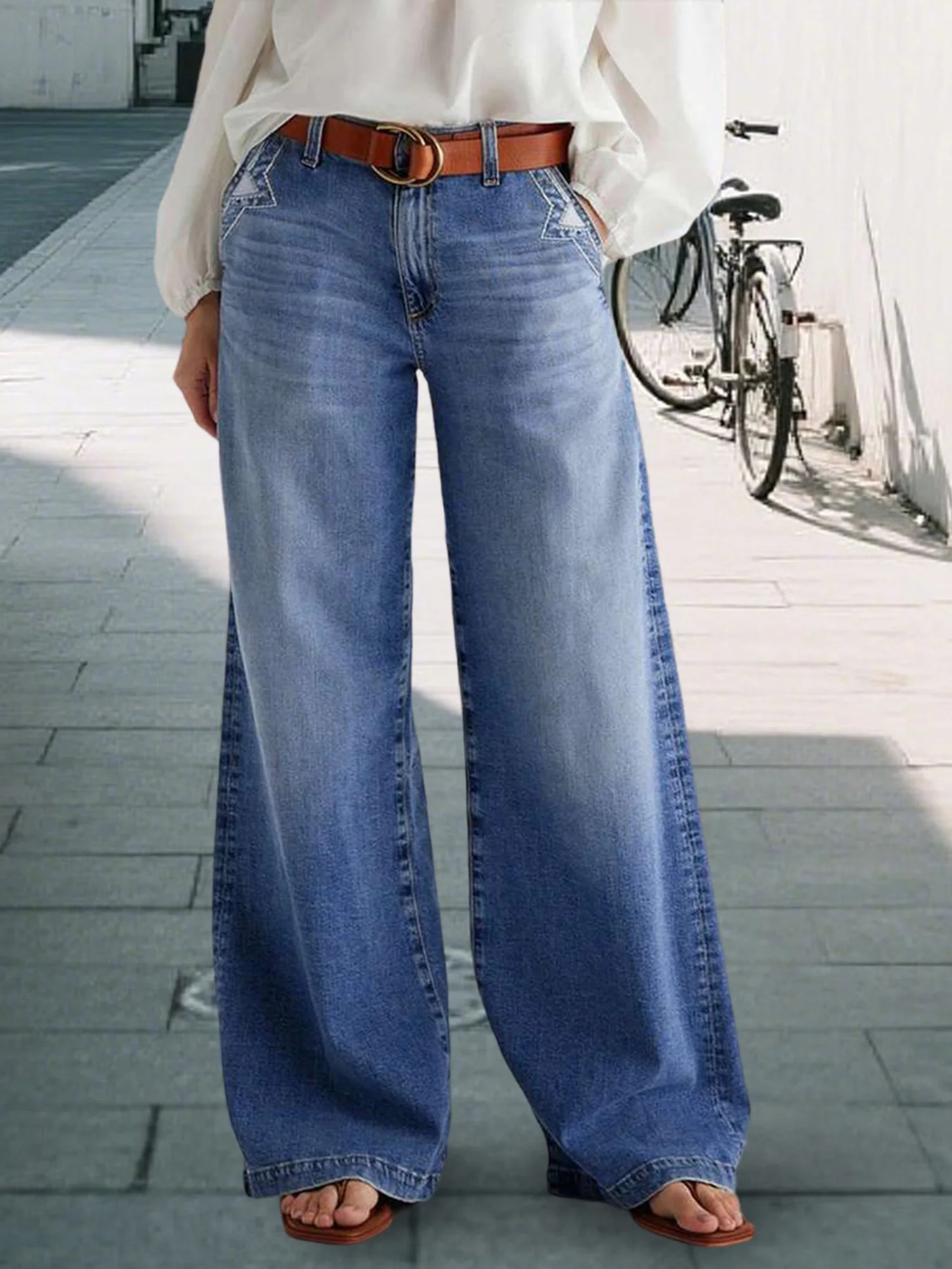 Женские расклешенные джинсы с высокой талией. Стильные винтажные джинсовые брюки-клеш с вышитыми деталями и карманами.
Женские расклешенные джинсы с высокой талией. Стильные винтажные джинсовые брюки-клеш с вышитыми деталями и карманами.