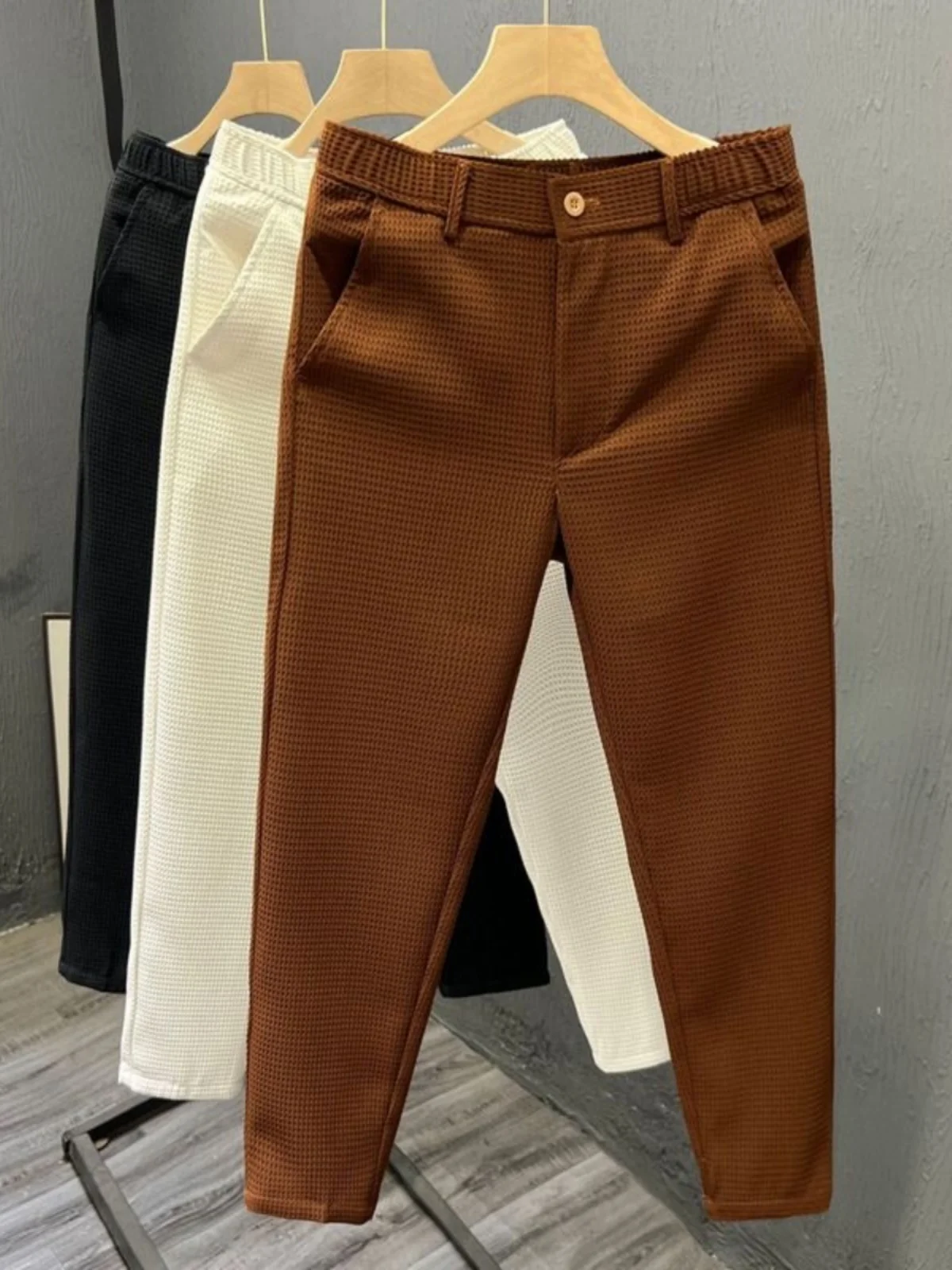 Корейские летние повседневные мужские брюки, облегающие прямые брюки, жилет в клетку, быстросохнущий, со средней высокой талией, девять очков, невдаемый
Корейские летние повседневные мужские брюки, облегающие прямые брюки, жилет в клетку, быстросохнущий, со средней высокой талией, девять очков, невдаемый