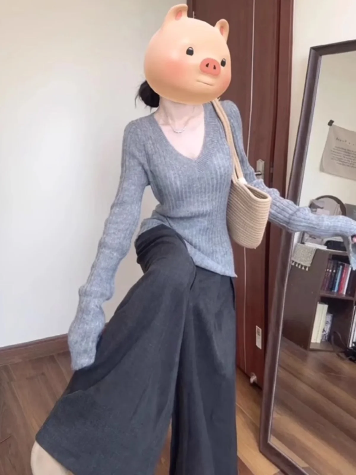 Gray V-Neck Long Sleeve Knitted Sweater Women's Slim Fit Inner Wear Base Shirt Top Commute Style Korean Version Fashion
Gray V-Neck Long Sleeve Knitted Sweater Women's Slim Fit Inner Wear Base Shirt Top Commute Style Korean Version Fashion