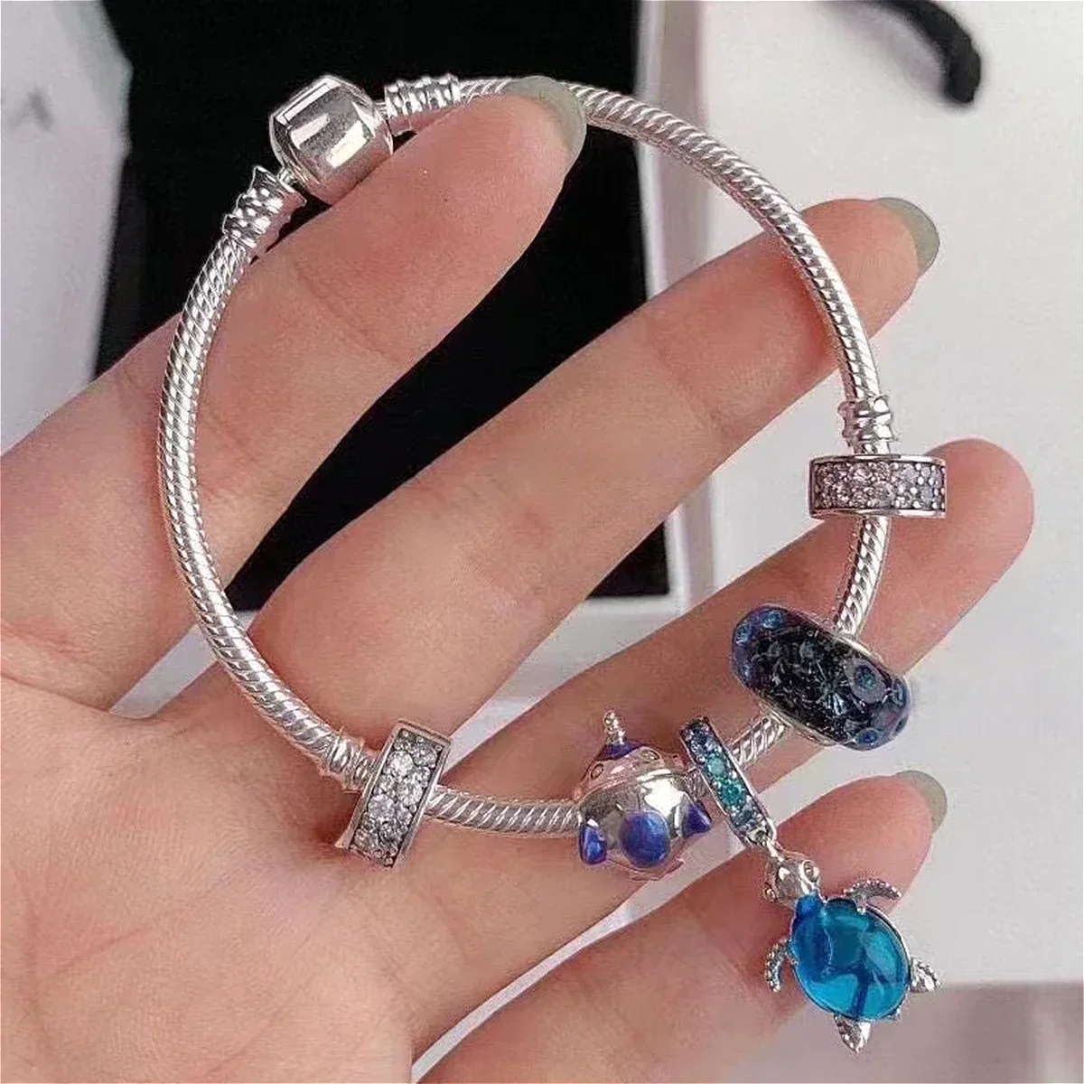 Classic S925 Silver Moments Series Snake Chain Bracelet with Original Logo Fit with Beaded Pendant DIY Unique Style
Classic S925 Silver Moments Series Snake Chain Bracelet with Original Logo Fit with Beaded Pendant DIY Unique Style