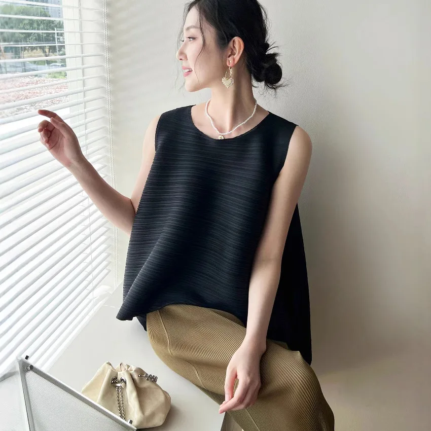 Miyake Pleated Solid Color Sleeveless Tops 2025 Summer Temperament Irregular Female Short Top Loose Fashion Casual Thin T-shirt
Miyake Pleated Solid Color Sleeveless Tops 2025 Summer Temperament Irregular Female Short Top Loose Fashion Casual Thin T-shirt