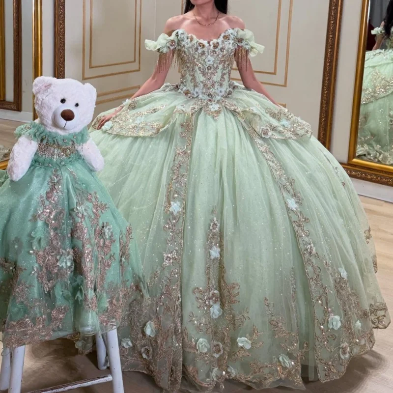 Зеленое блестящее платье Quinceanera, бальное платье с открытыми плечами, милое платье 16, платье с бисером и кристаллами, аппликации, цветок, тюль, платье для дня рождения
Зеленое блестящее платье Quinceanera, бальное платье с открытыми плечами, милое платье 16, платье с бисером и кристаллами, аппликации, цветок, тюль, платье для дня рождения