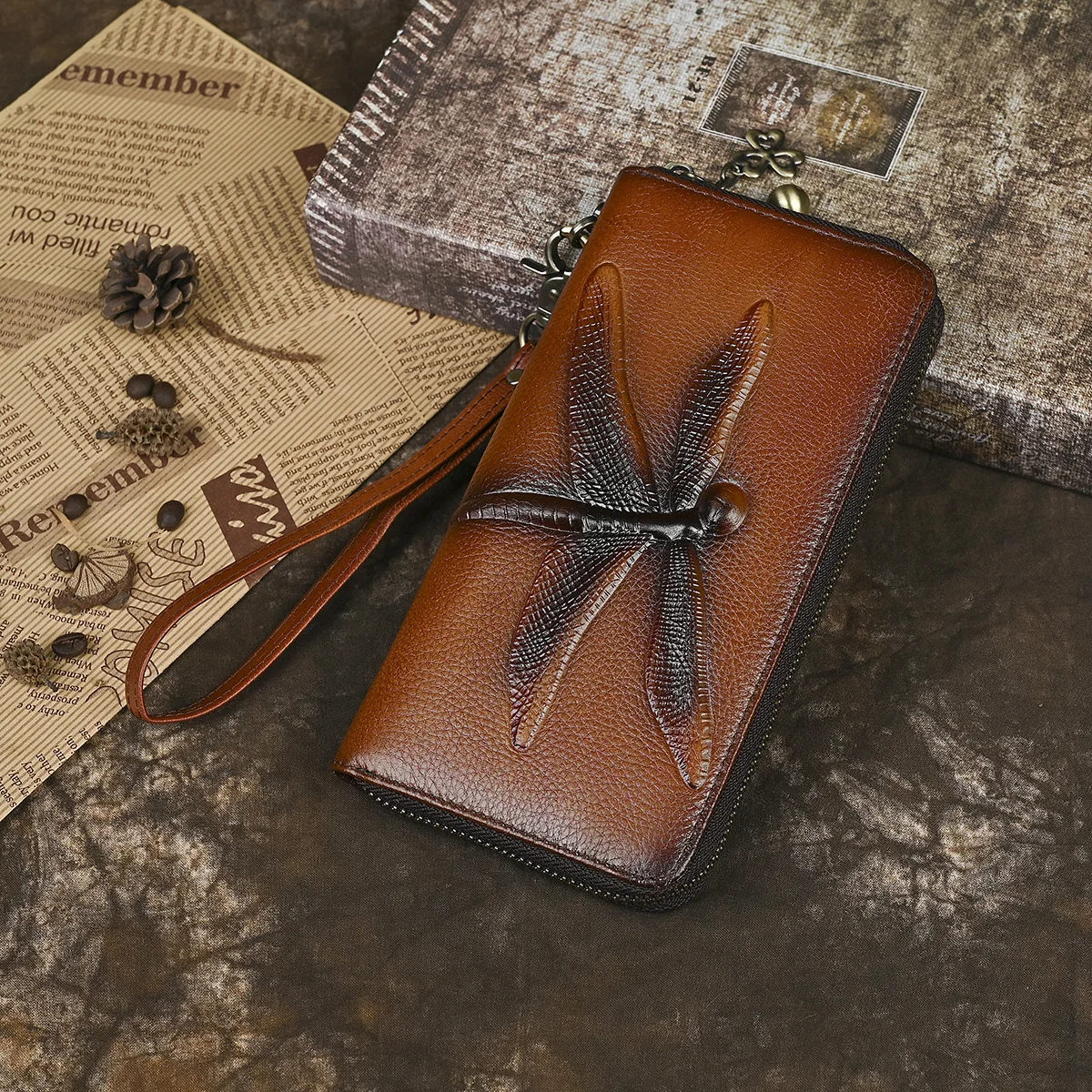 Женский длинный ручной кошелек из натуральной кожи с рисунком стрекозы, верхний слой из воловьей кожи, большой емкости для хранения мобильного телефона
Женский длинный ручной кошелек из натуральной кожи с рисунком стрекозы, верхний слой из воловьей кожи, большой емкости для хранения мобильного телефона