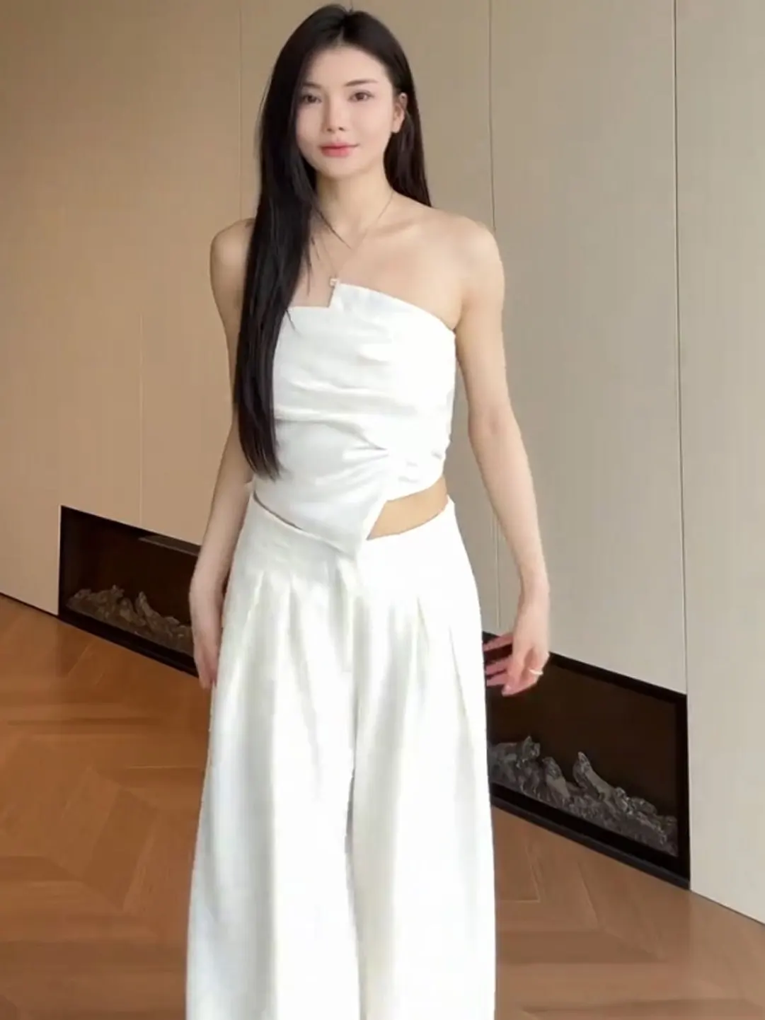 White Tube Top And Loose High Waist Pants Women's Summer New Style Fashion Set Casual Comfortable Breathable Heat Resistant
White Tube Top And Loose High Waist Pants Women's Summer New Style Fashion Set Casual Comfortable Breathable Heat Resistant