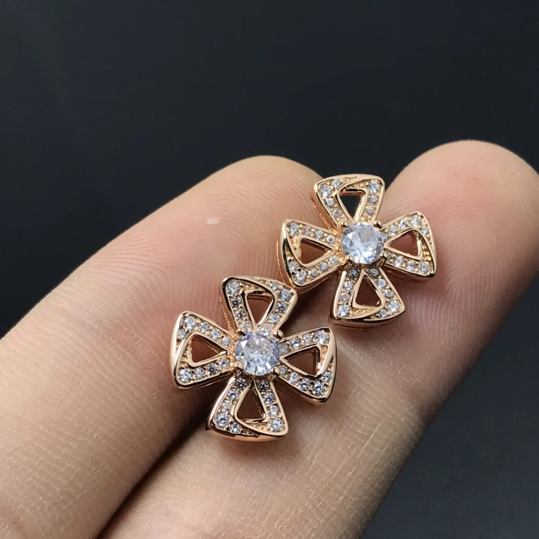 Flower studded earrings with light luxury and high-end feel, elegant and refined for socialites, niche and refined
Flower studded earrings with light luxury and high-end feel, elegant and refined for socialites, niche and refined