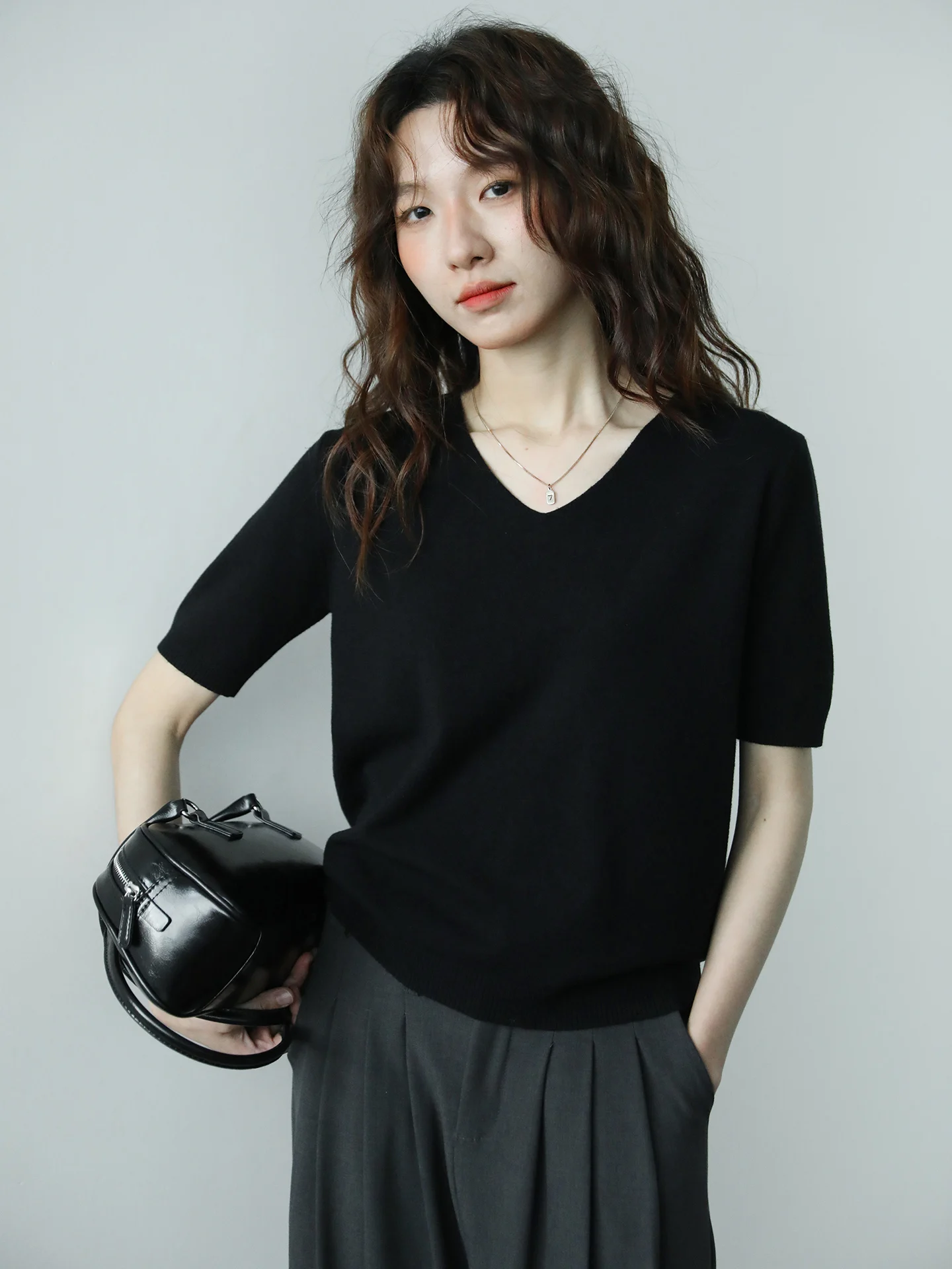 Retro Commuter Style Loose Knitted Short Sleeve V-Neck Black T-Shirt Women's Comfortable Breathable Summer Top Design Sense
Retro Commuter Style Loose Knitted Short Sleeve V-Neck Black T-Shirt Women's Comfortable Breathable Summer Top Design Sense