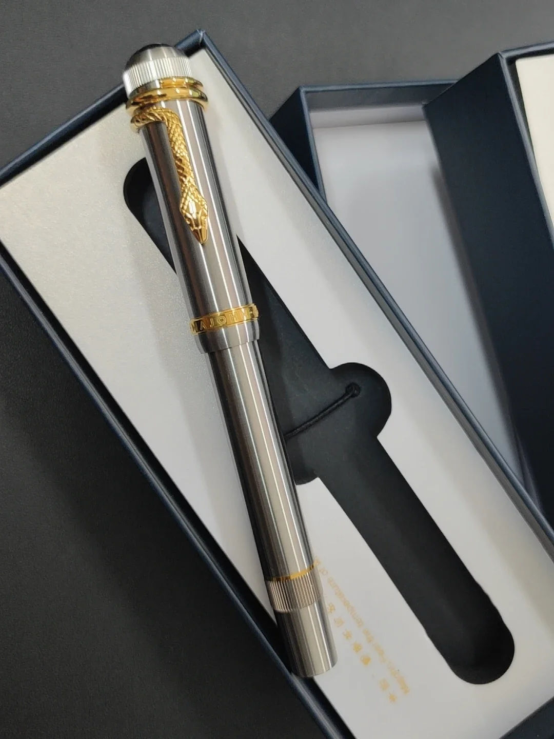 Majohn P137 Snake Year Limited Титановая перьевая ручка с поршнем No 6 лезвий, длинный нож, наконечник и зажим для змеи для каллиграфии
Majohn P137 Snake Year Limited Титановая перьевая ручка с поршнем No 6 лезвий, длинный нож, наконечник и зажим для змеи для каллиграфии