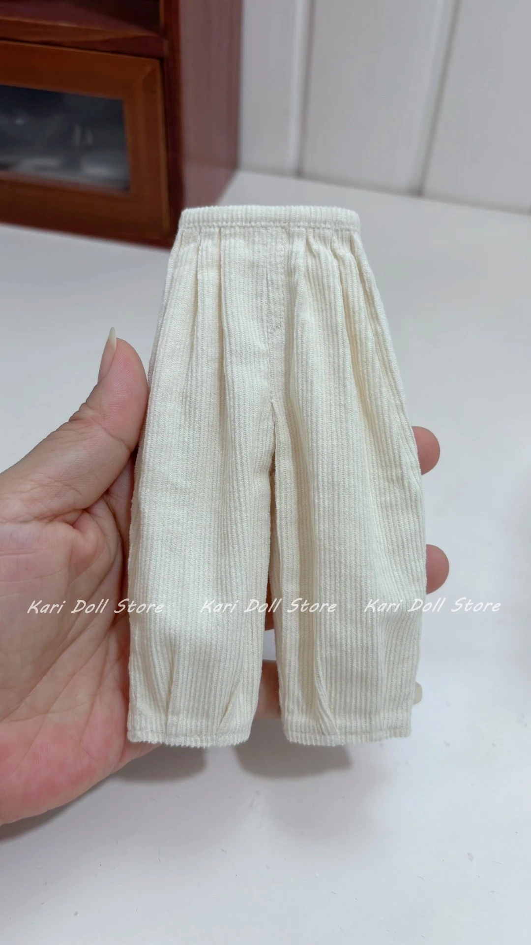 Одежда и юбки для кукол Kari 2026: Литературный и простой комплект из топа и брюк для кукол Landazz Landoudou
Одежда и юбки для кукол Kari 2026: Литературный и простой комплект из топа и брюк для кукол Landazz Landoudou