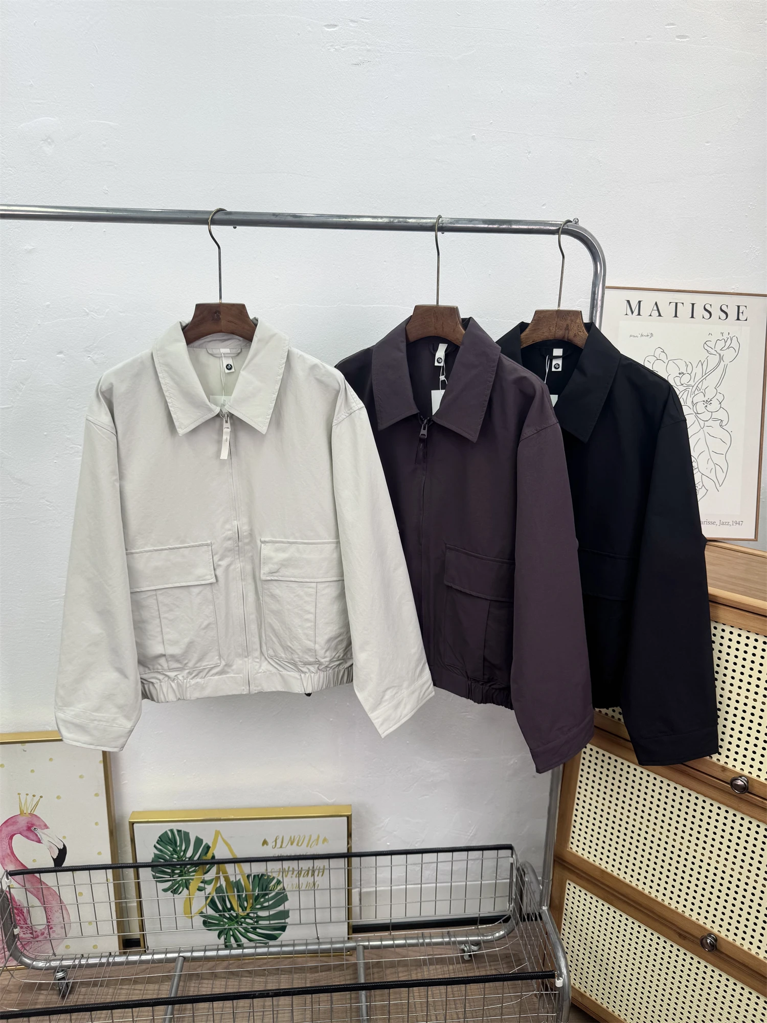 Casual Style Zipper Short Jacket Coat for Men And Women Spring Fashion Workwear with Pockets Stand Collar Unisex Outerwear
Casual Style Zipper Short Jacket Coat for Men And Women Spring Fashion Workwear with Pockets Stand Collar Unisex Outerwear