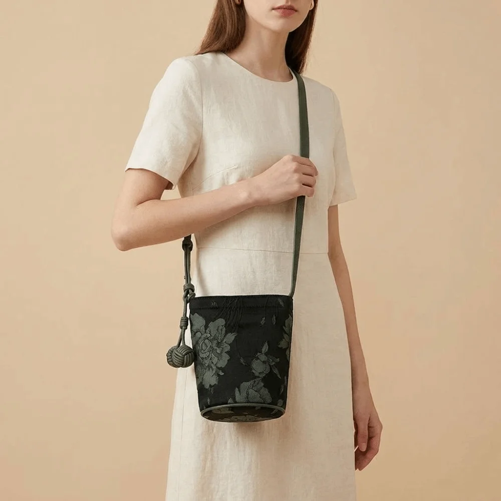 With Pendant Chinese Style Handbag Zipper Closure Lightweight Retro Shoulder Bag Bucket Bag Chinese Style Elegant Underarm Bag
With Pendant Chinese Style Handbag Zipper Closure Lightweight Retro Shoulder Bag Bucket Bag Chinese Style Elegant Underarm Bag