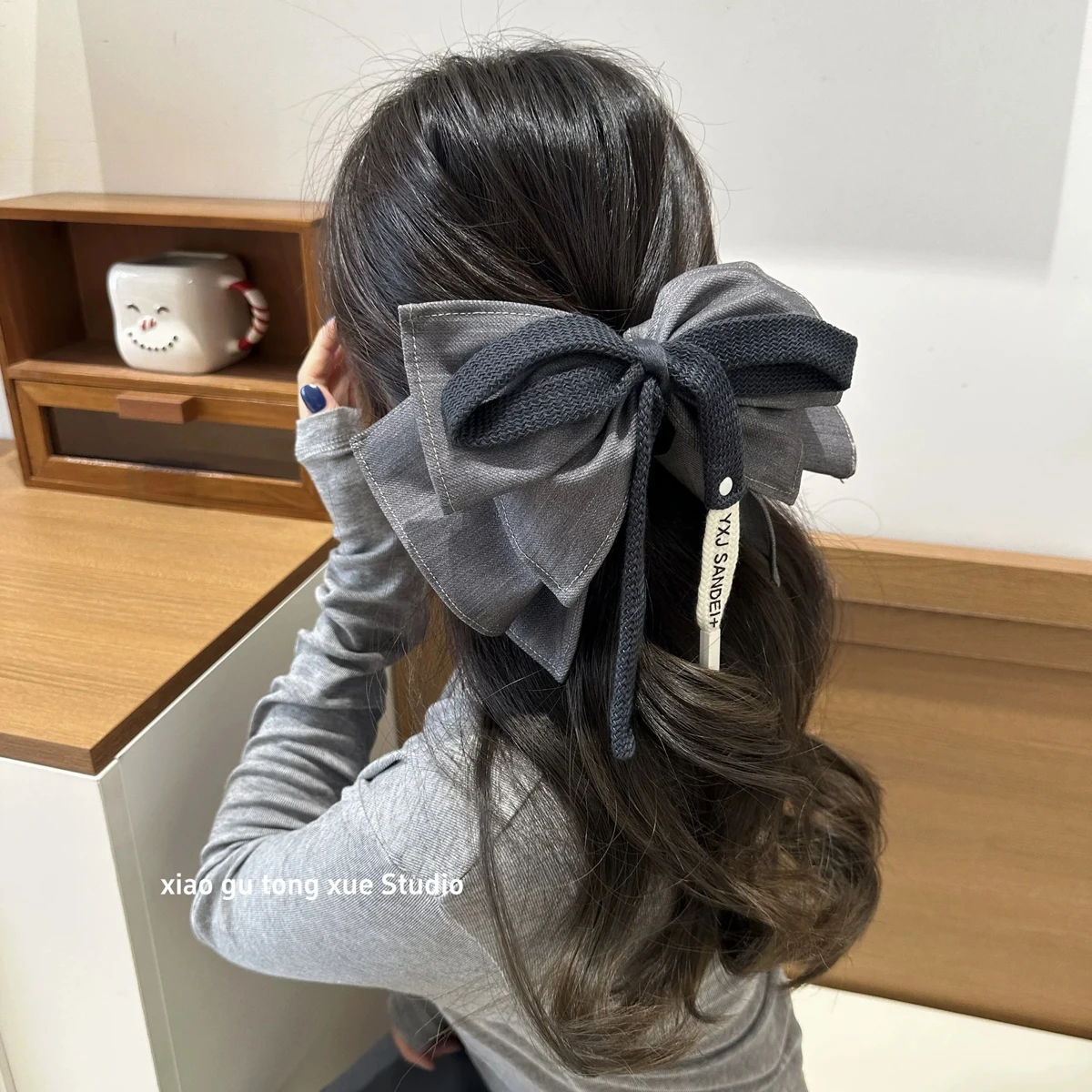 1pc Korean style high-end grip clip, denim gray high ponytail bow hair clip, women's back of the head half tied hair, small grip
1pc Korean style high-end grip clip, denim gray high ponytail bow hair clip, women's back of the head half tied hair, small grip