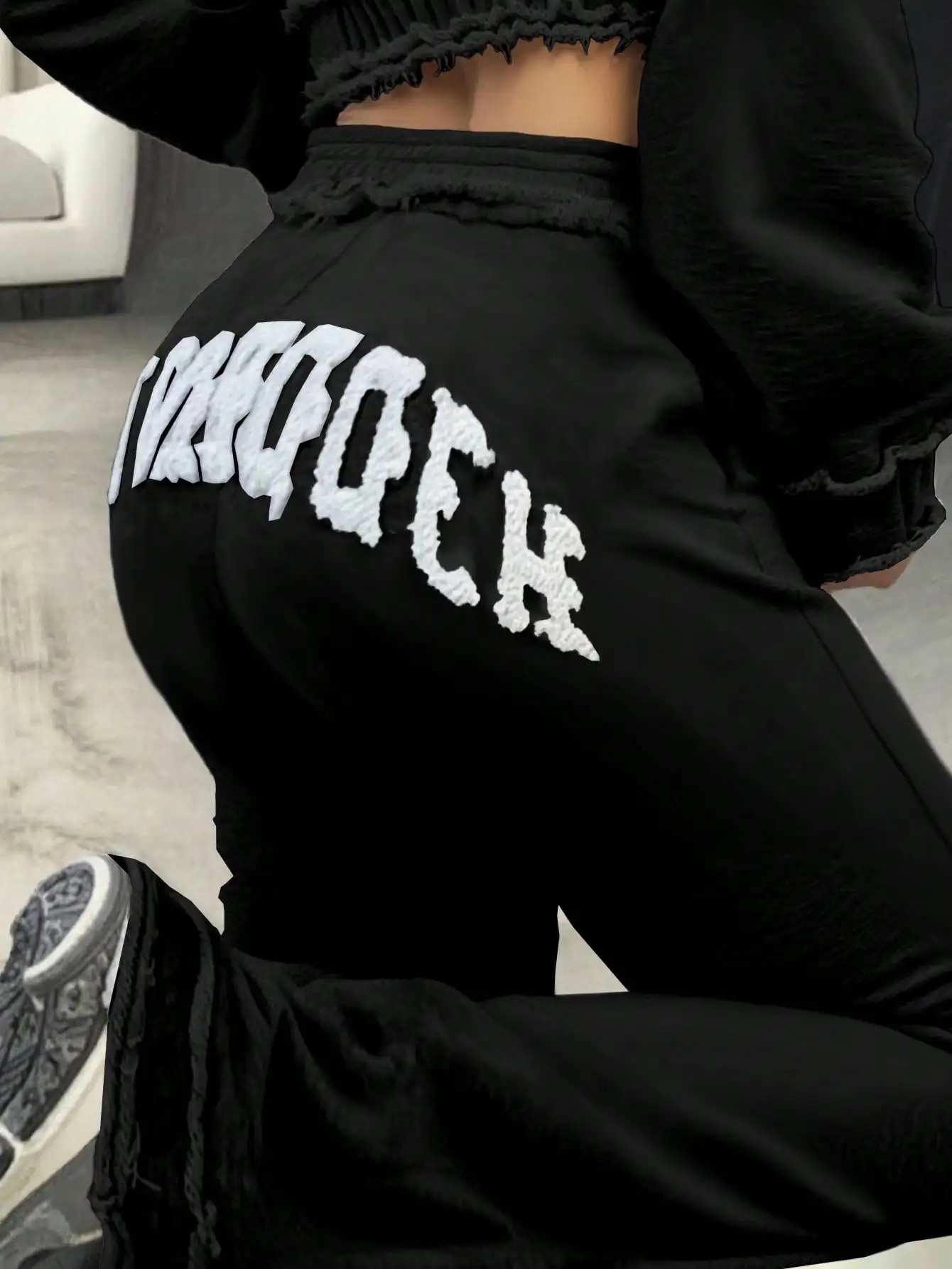 Женские черные широкие спортивные брюки с яркой белой графической вышивкой
Женские черные широкие спортивные брюки с яркой белой графической вышивкой