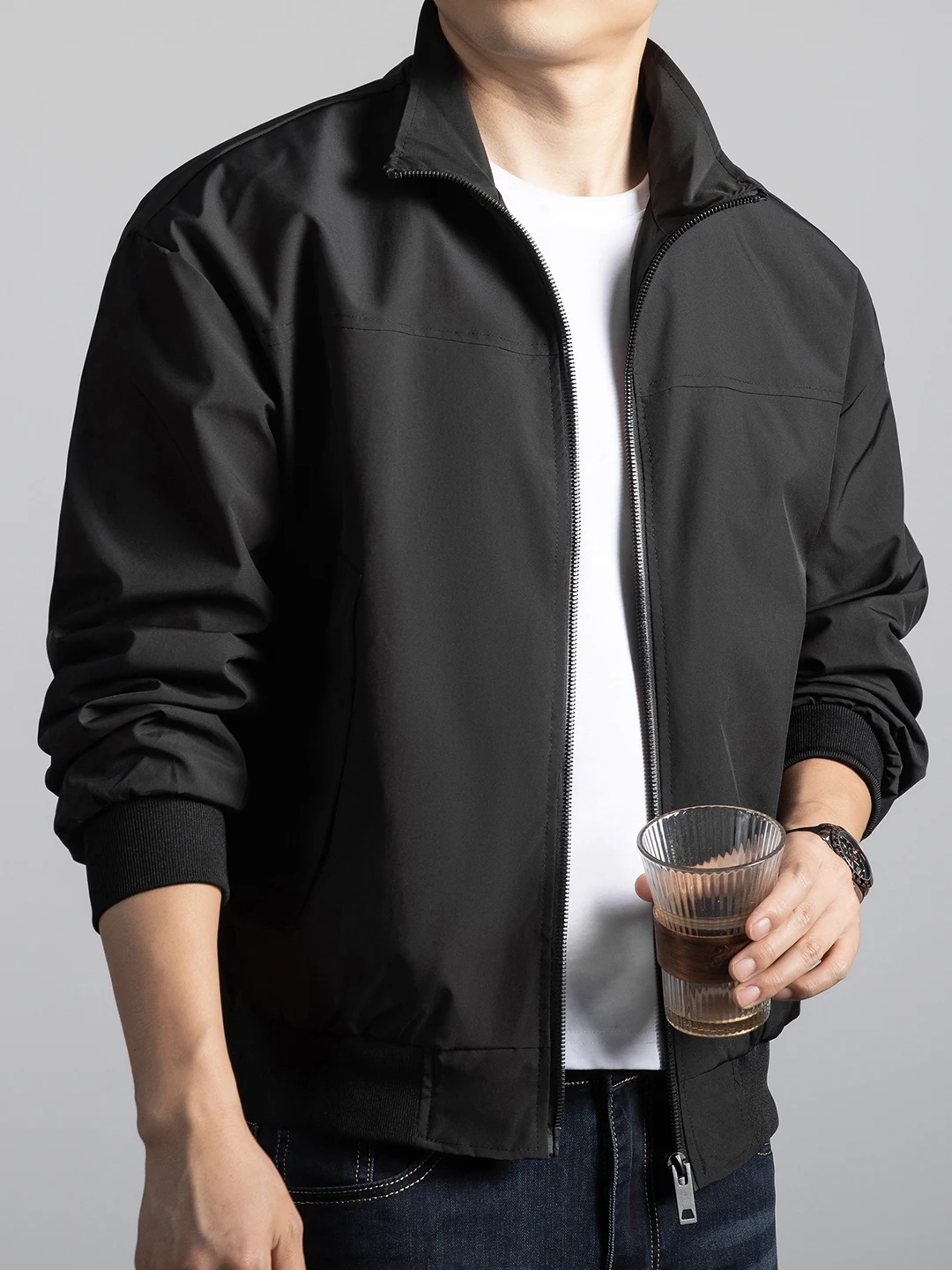 Мужская куртка с воротником-стойкой, весенне-осенняя, для активного отдыха, ветрозащитная, в американском рабочем стиле, из полиэфирного волокна, с длинными рукавами, на молнии.
Мужская куртка с воротником-стойкой, весенне-осенняя, для активного отдыха, ветрозащитная, в американском рабочем стиле, из полиэфирного волокна, с длинными рукавами, на молнии.