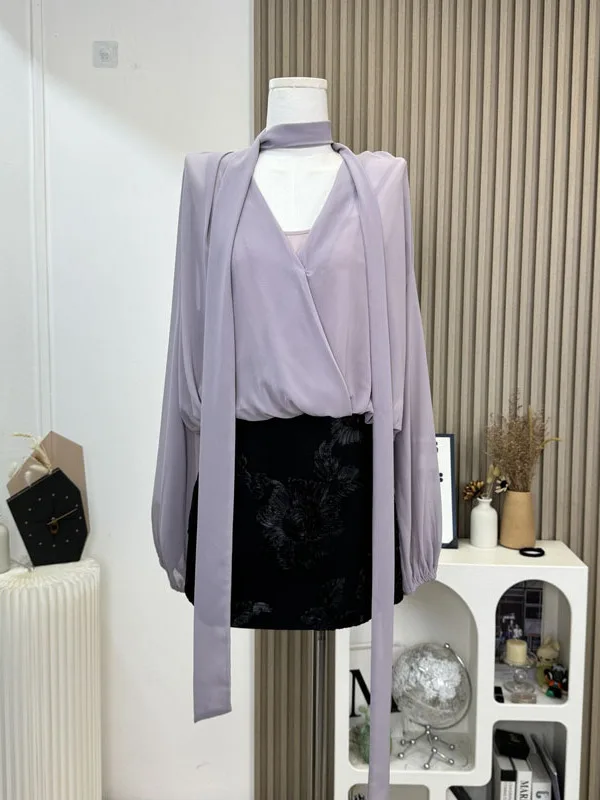 2025 Purple Shirt Bubble Water Grape Color White Enhancing Half Body Skirt Set Black 3 Piece Set Long Sleeve V Neck Spring Fa...
2025 Purple Shirt Bubble Water Grape Color White Enhancing Half Body Skirt Set Black 3 Piece Set Long Sleeve V Neck Spring Fa...