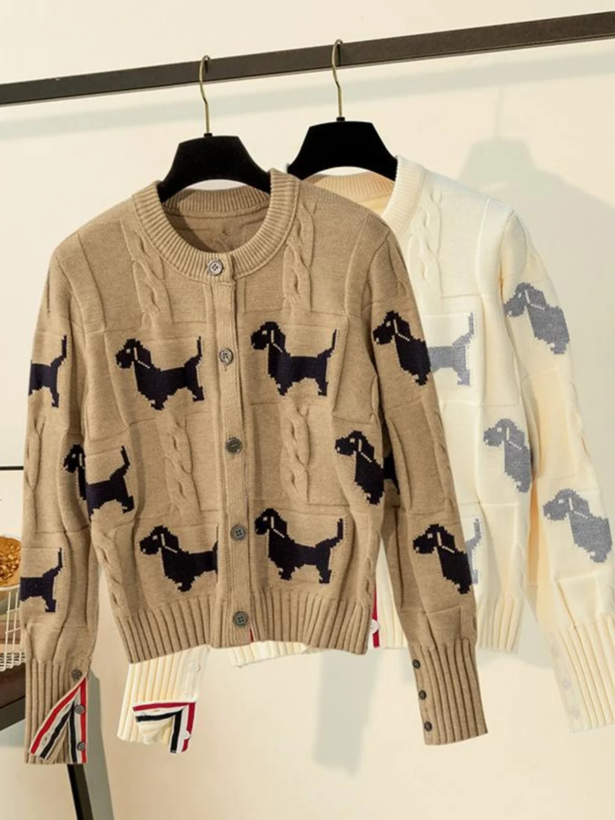 Khaki Knitted Cardigan Coat Dog Pattern Short round Neck Lazy Outerwear Sweater British Style Loose Fit Long Sleeve Button up
Khaki Knitted Cardigan Coat Dog Pattern Short round Neck Lazy Outerwear Sweater British Style Loose Fit Long Sleeve Button up