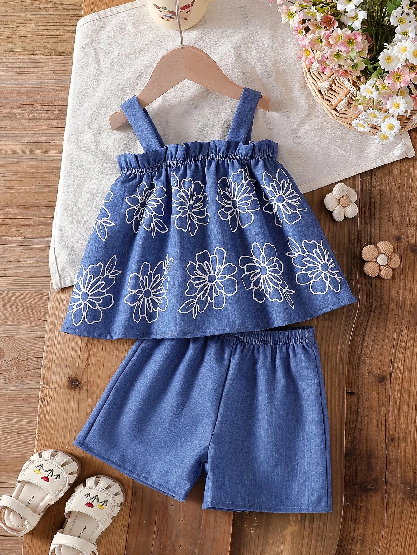 Летний комплект для девочек: комплект с цветочным принтом и шортами на бретелях | Подарок на День святого Валентина / Подарок на день рождения
Летний комплект для девочек: комплект с цветочным принтом и шортами на бретелях | Подарок на День святого Валентина / Подарок на день рождения