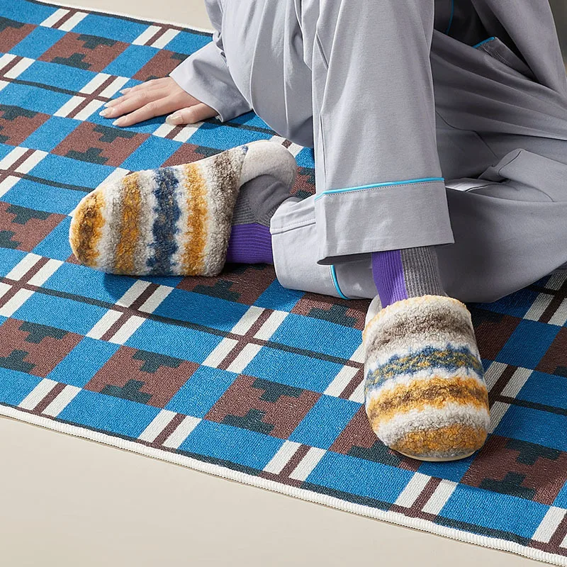 Wholesale Winter Warm Plush Slippers Faux Rabbit Fur Indoor House Shoes Cozy Check Print Non-Slip Home Slippers for Women Men
Wholesale Winter Warm Plush Slippers Faux Rabbit Fur Indoor House Shoes Cozy Check Print Non-Slip Home Slippers for Women Men