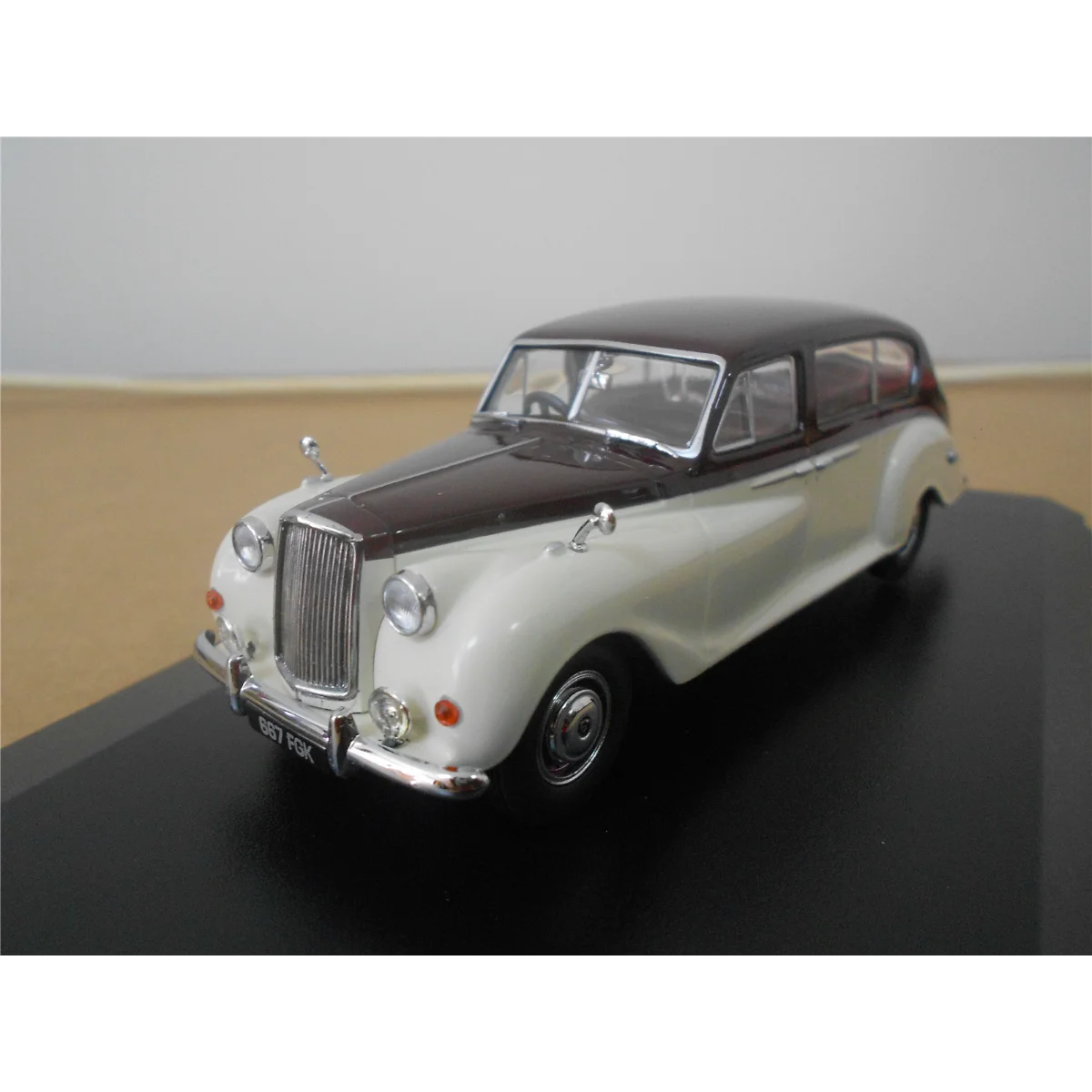 Diecast 1:43 Scale OXFORD Vintage Car Alloy Car Model Collectible Toy Gift Souvenir Display Ornament
Diecast 1:43 Scale OXFORD Vintage Car Alloy Car Model Collectible Toy Gift Souvenir Display Ornament