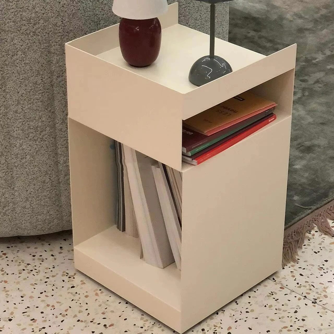 Скандинавская современная металлическая тумбочка со съемным углом для журнального столика в спальне
Скандинавская современная металлическая тумбочка со съемным углом для журнального столика в спальне