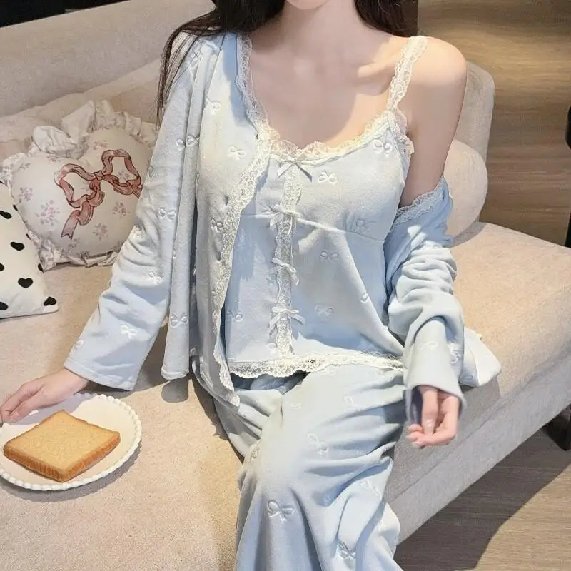 Пижамный комплект, удобная одежда для сна, новая пижама из кораллового флиса, женская зимняя домашняя одежда с кружевной отделкой, комплект из трех предметов с удобными бретелями
Пижамный комплект, удобная одежда для сна, новая пижама из кораллового флиса, женская зимняя домашняя одежда с кружевной отделкой, комплект из трех предметов с удобными бретелями
