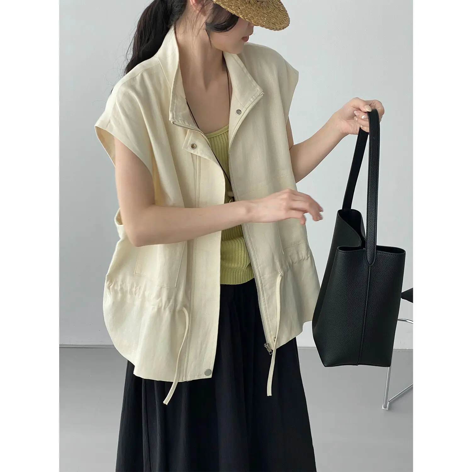 SuperAen Korean-style Women 2026 Summer New Drawstring Waist Lace Patchwork Sleeveless Top Solid Color Casual Vests
SuperAen Korean-style Women 2026 Summer New Drawstring Waist Lace Patchwork Sleeveless Top Solid Color Casual Vests
