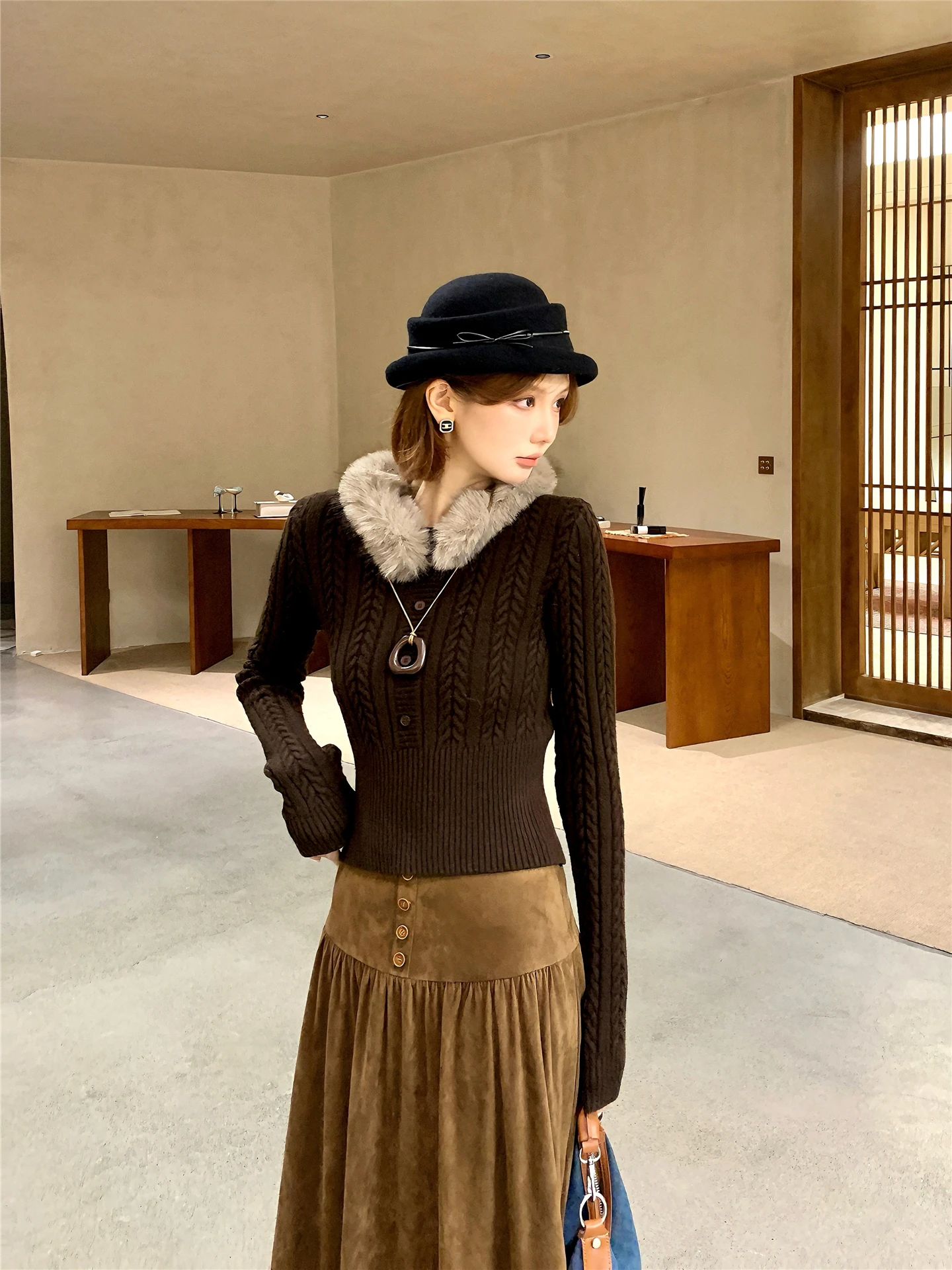 Женский свободный вязаный кардиган с отстегивающимся меховым воротником: комфортная, мягкая, теплая верхняя одежда с длинными рукавами
Женский свободный вязаный кардиган с отстегивающимся меховым воротником: комфортная, мягкая, теплая верхняя одежда с длинными рукавами