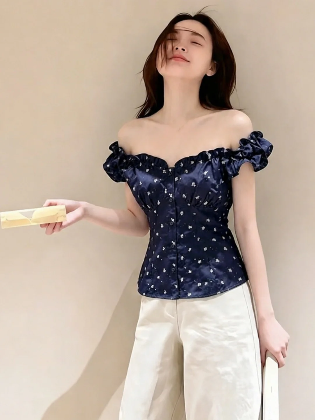 Floral Print One-Shoulder Waist-Cinching Short-Sleeve Versatile Top Korean Style Commute Slim Fit Button Detail Summer 2026
Floral Print One-Shoulder Waist-Cinching Short-Sleeve Versatile Top Korean Style Commute Slim Fit Button Detail Summer 2026