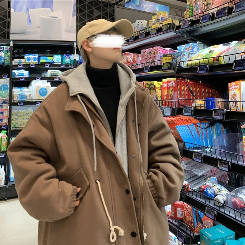 Зимнее утепленное шерстяное пальто с капюшоном средней длины, мужская модная куртка в гонконгском стиле, трендовый бренд, имитация двухслойной хлопковой куртки
Зимнее утепленное шерстяное пальто с капюшоном средней длины, мужская модная куртка в гонконгском стиле, трендовый бренд, имитация двухслойной хлопковой куртки