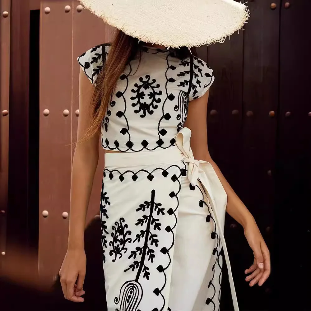 Elegant Women White Blue Sleeveless Crop Tops And Slim Midi Skirt 2 Pieces Set With Embroidered Office Lady 2 PCS Skirt Suits
Elegant Women White Blue Sleeveless Crop Tops And Slim Midi Skirt 2 Pieces Set With Embroidered Office Lady 2 PCS Skirt Suits