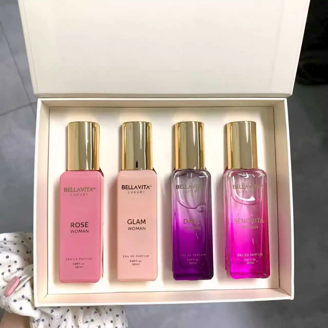 Bella Vita Luxury Women's perfume Set Gift Box Floral and fruity fragrance Long lasting sweet fragrance Suitable for any venue
Bella Vita Luxury Women's perfume Set Gift Box Floral and fruity fragrance Long lasting sweet fragrance Suitable for any venue