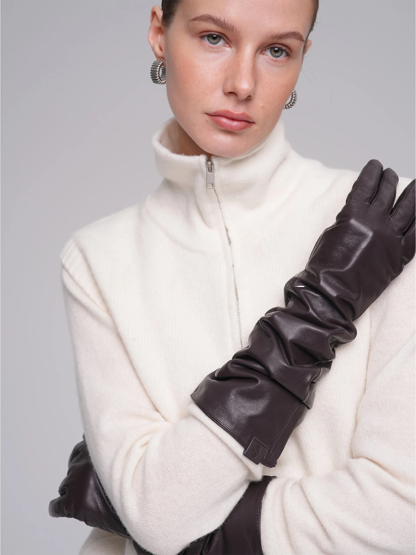 Женский вязаный жилет Haze 00 из шерсти с воротником-стойкой на молнии для осенне-зимнего сезона, простой, стильный, с эффектом многослойности
Женский вязаный жилет Haze 00 из шерсти с воротником-стойкой на молнии для осенне-зимнего сезона, простой, стильный, с эффектом многослойности