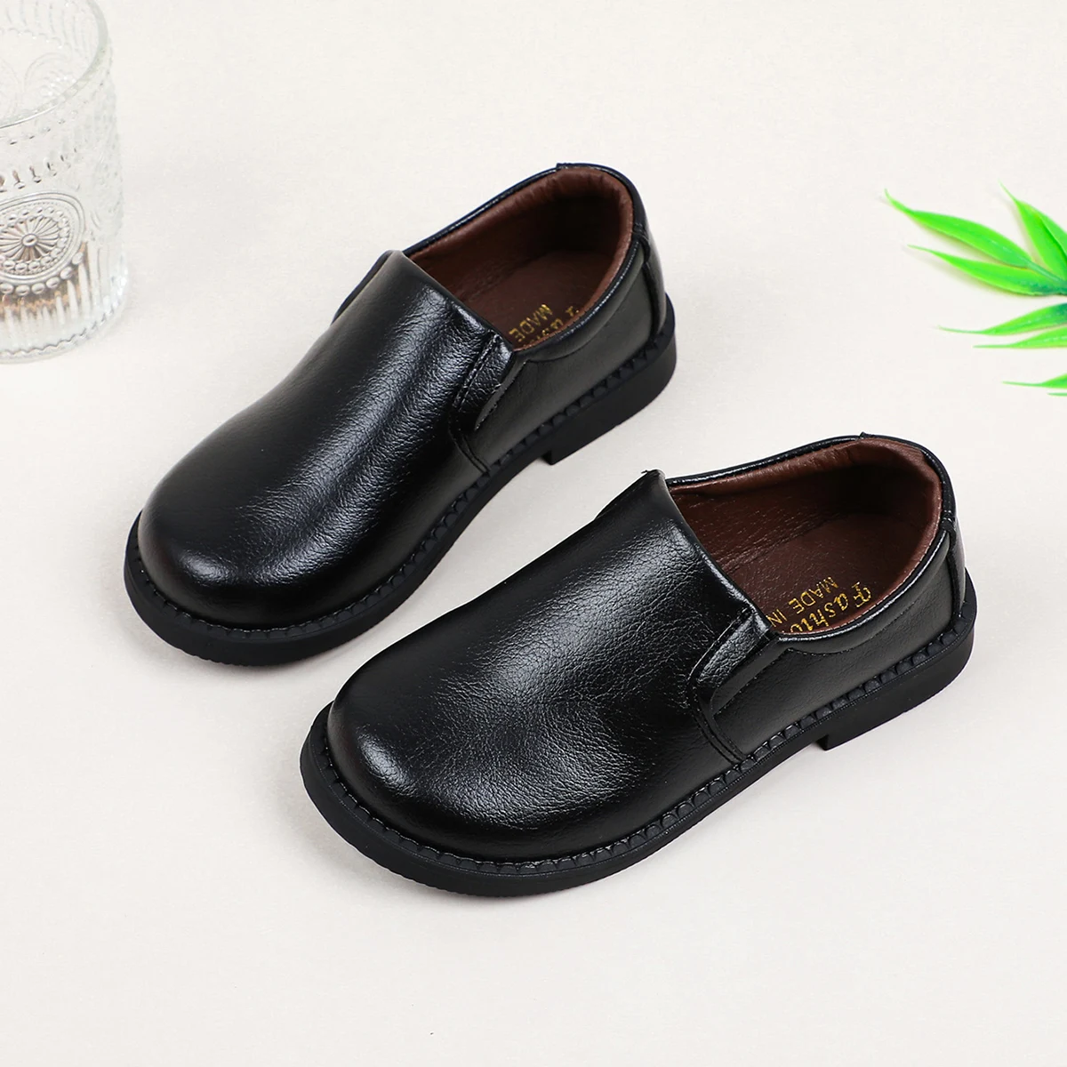 Детские однотонные туфли на плоской подошве для отдыха, весенне-осенние нескользящие детские модельные туфли с мягкой подошвой и мягкой поверхностью для мальчиков в британском стиле 
Детские однотонные туфли на плоской подошве для отдыха, весенне-осенние нескользящие детские модельные туфли с мягкой подошвой и мягкой поверхностью для мальчиков в британском стиле