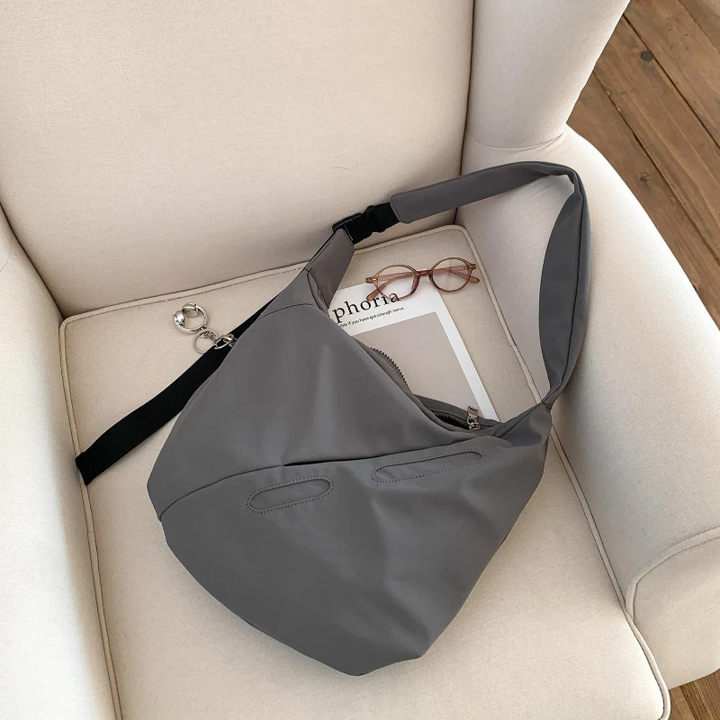 Новая нейлоновая сумка-тоут для женщин: простая, модная, вместительная, элегантная и универсальная сумка через плечо для повседневного использования.
Новая нейлоновая сумка-тоут для женщин: простая, модная, вместительная, элегантная и универсальная сумка через плечо для повседневного использования.