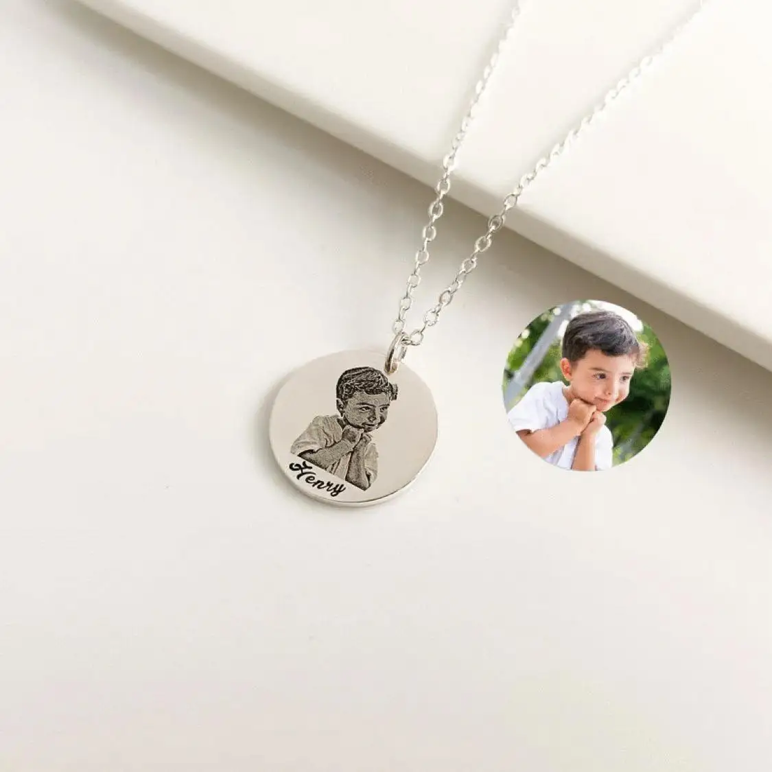 New Photo Necklace Custom Family Members Photos Hand Carved Names and Dates Commemorative Gifts for Friends.
New Photo Necklace Custom Family Members Photos Hand Carved Names and Dates Commemorative Gifts for Friends.