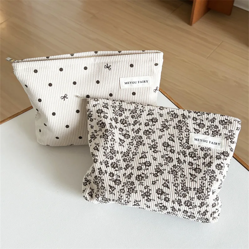 Женская вельветовая косметичка для хранения туалетных принадлежностей, косметичка в цветочный горошек, большая вместительная сумка для хранения кистей для стирки на молнии
Женская вельветовая косметичка для хранения туалетных принадлежностей, косметичка в цветочный горошек, большая вместительная сумка для хранения кистей для стирки на молнии