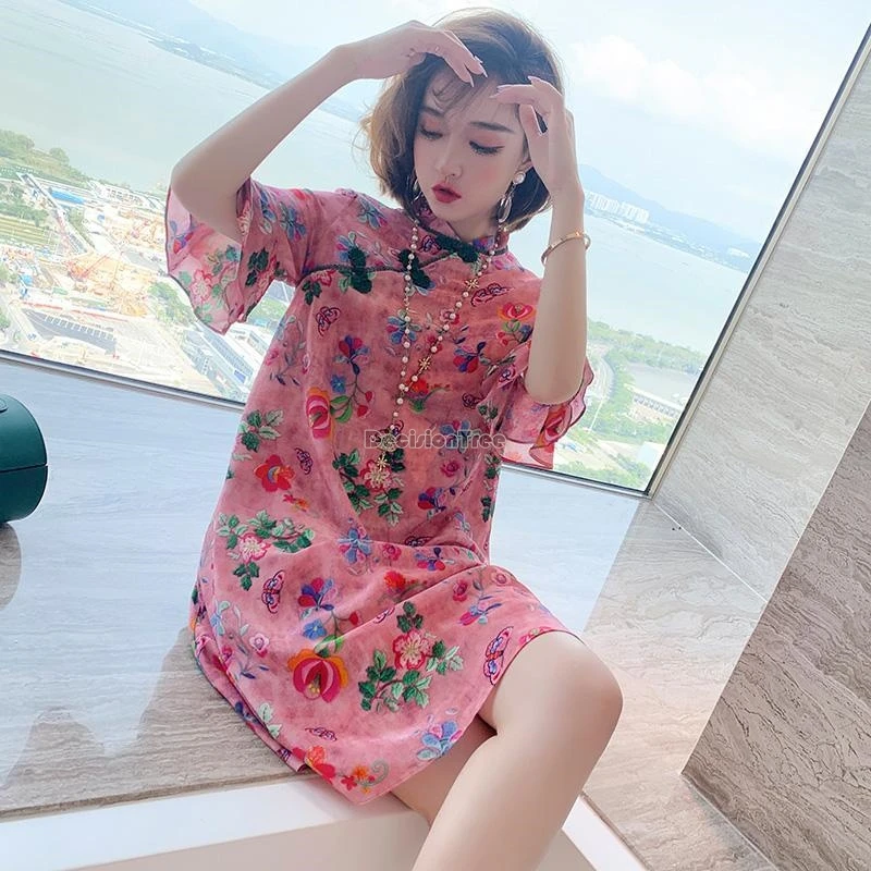 2024 chinese style cheongsam dress flower printed stand collar half sleeve tray buckle loose summer new retro casual qipao w696
2024 chinese style cheongsam dress flower printed stand collar half sleeve tray buckle loose summer new retro casual qipao w696