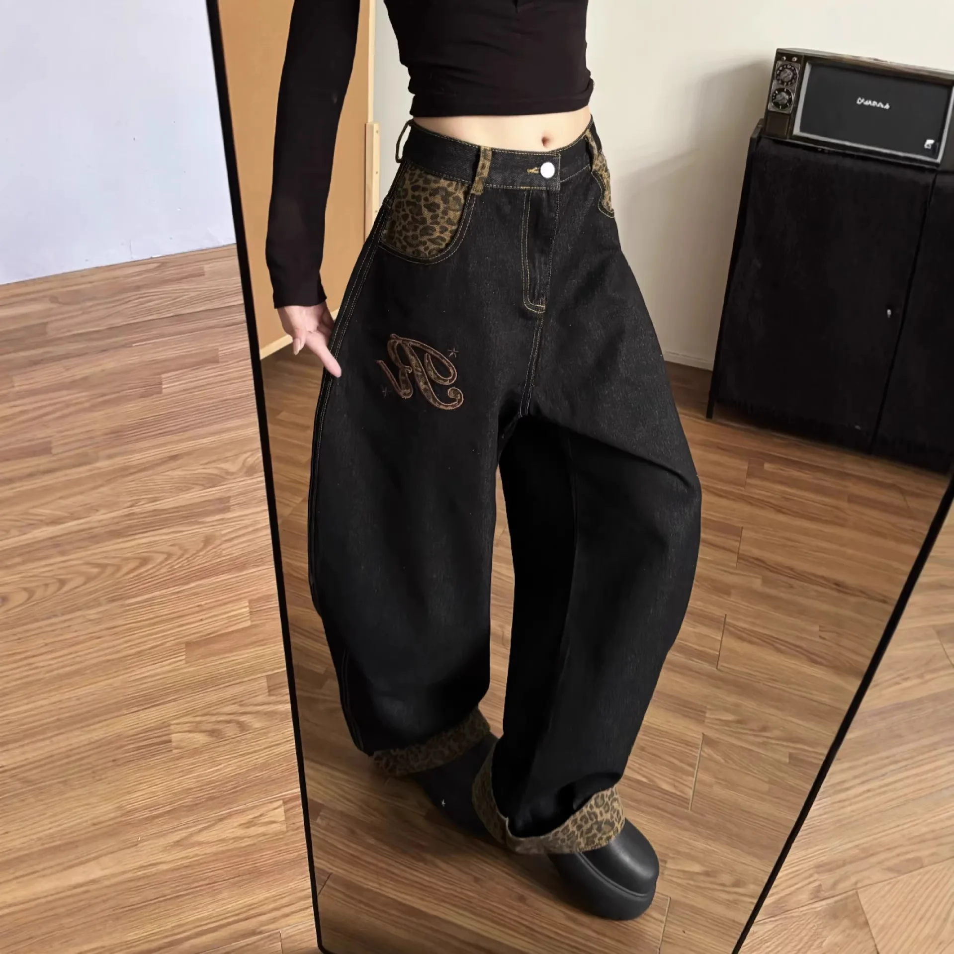 2026 New Women Leopard Patchwork Baggy Jeans High Waist Curved Leg Wide Leg Denim Pants with Embroidered Streetwear Trousers
2026 New Women Leopard Patchwork Baggy Jeans High Waist Curved Leg Wide Leg Denim Pants with Embroidered Streetwear Trousers