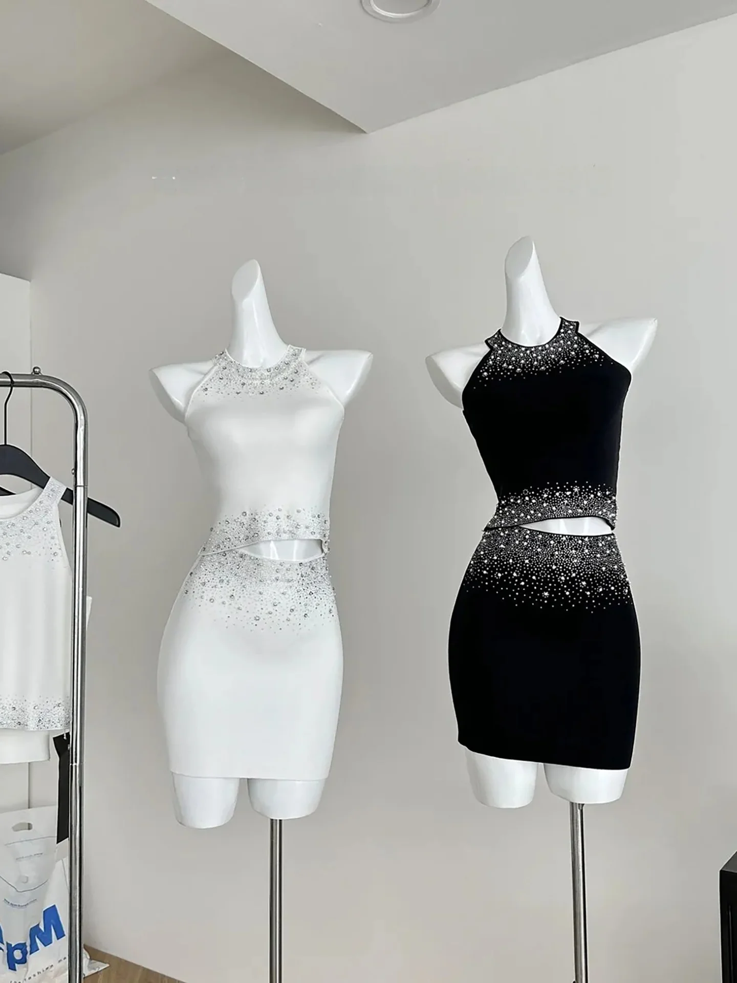 Heavy Duty Slim Fit Diamond Embedded Women's Summer New Style Short Skirt And Vest Set Sexy Backless High Waist Shorts
Heavy Duty Slim Fit Diamond Embedded Women's Summer New Style Short Skirt And Vest Set Sexy Backless High Waist Shorts