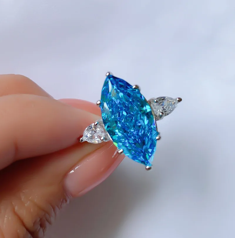 S925 Full body Silver High Carbon Diamond Imitation Sea Blue Treasure Vintage Ring Main Stone 9 * 18 Hand Ornament Ring
S925 Full body Silver High Carbon Diamond Imitation Sea Blue Treasure Vintage Ring Main Stone 9 * 18 Hand Ornament Ring
